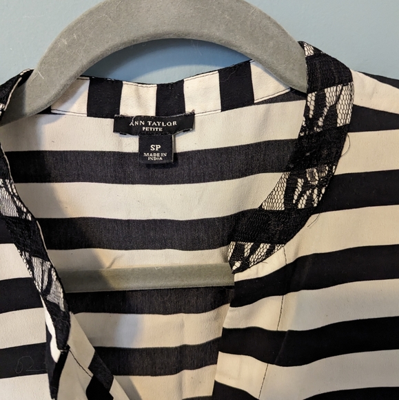Ann Taylor SP black and white hidden button top. - Picture 2 of 3